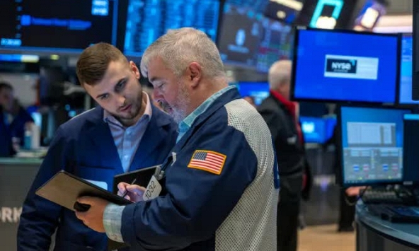 Chứng khoán Mỹ lập kỷ lục khi Phố Wall chuẩn bị cho báo cáo việc làm tháng 2