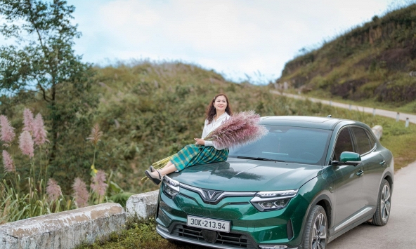 Chùm ảnh phái đẹp tự tin khoe dáng bên những chiếc xe điện “không mùi, không say”