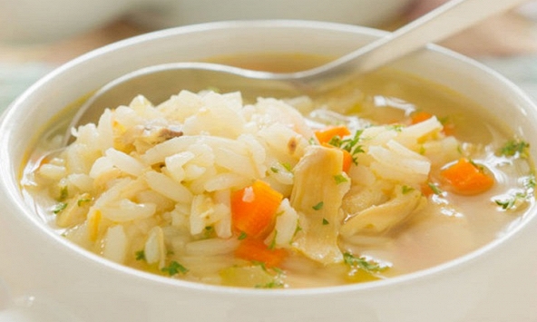 Ăn cơm chan canh có tốt không?