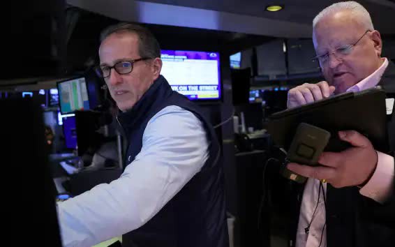 Phố Wall diễn biến trái chiều chờ một báo cáo lạm phát khác