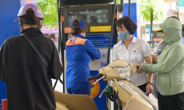 Giá xăng giảm nhẹ, các mặt hàng dầu tăng từ chiều 14/3