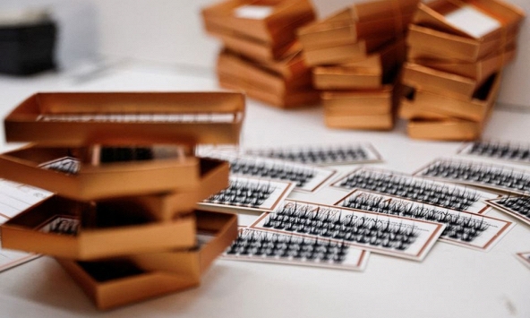 Triều Tiên thu hàng triệu USD từ bán lông mi giả