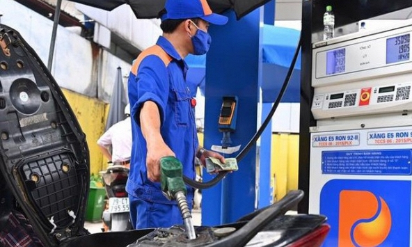 Giá xăng tăng hơn 700 đồng/lít