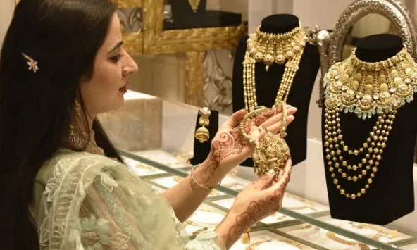 Giá vàng thế giới lại vượt đỉnh mọi thời đại, liệu cơn 'sốt' còn kéo dài?