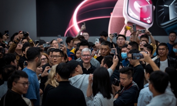 Vốn hóa 'bốc hơi' 113 tỷ USD, Tim Cook ngay lập tức 'o bế' Trung Quốc