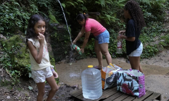 Nước, dồi dào đối với một số người và khan hiếm đối với những người khác