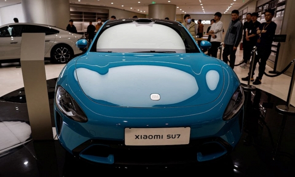 CEO Xiaomi hé lộ giá xe sắp ra mắt, các showroom bắt đầu trưng bày xe
