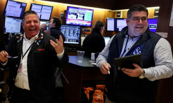 S&P 500 lập kỷ lục mới, Dow Jones tăng hơn 450 điểm