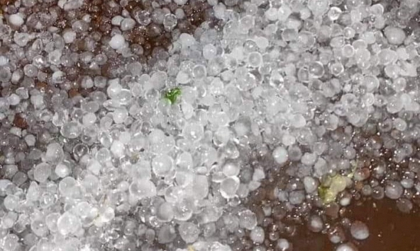 Mưa đá bất ngờ trút xuống Yên Bái, cảnh báo dông, lốc,  khu vực nội thành Hà Nội