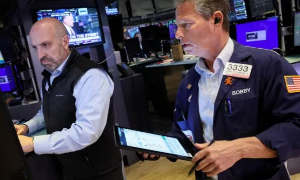 Dow Jones giảm hơn 200 điểm khi lợi suất trái phiếu tăng