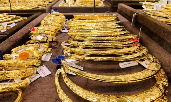 Giá vàng hôm nay 2/4: Liên tục tăng cao, phá vỡ kỷ lục mới