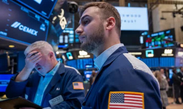 Dow Jones lao dốc gần 400 điểm