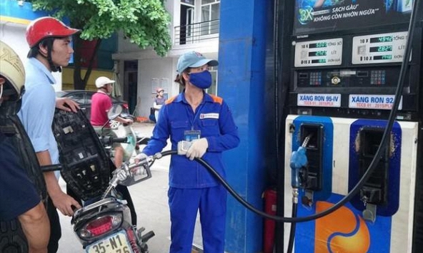 Giá xăng RON 95 giảm 10 đồng/lít