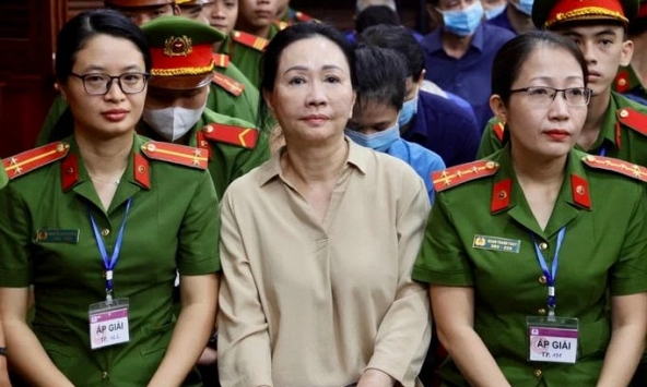 Bị cáo Trương Mỹ Lan nói lời sau cùng, xin giảm nhẹ cho chồng, cháu gái và tất cả bị cáo khác