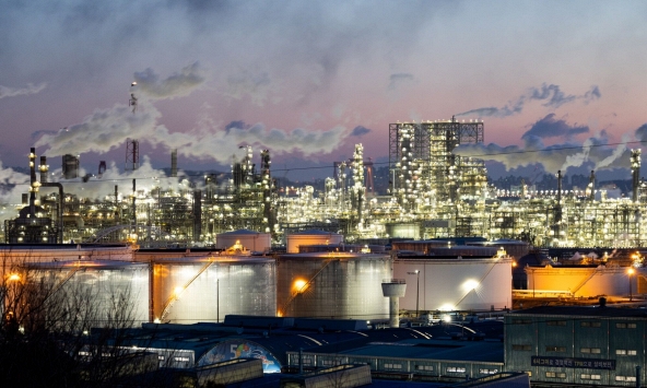 Phố Wall vẫn đứng ngoài cuộc khi giá dầu tăng lên 90 USD