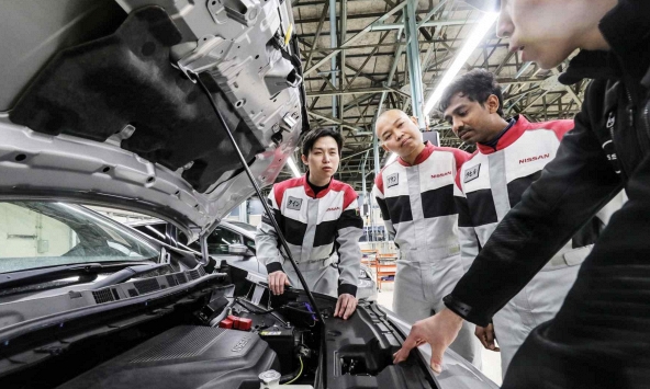 Ngành ô tô Nhật Bản mở cửa cho thợ cơ khí nước ngoài
