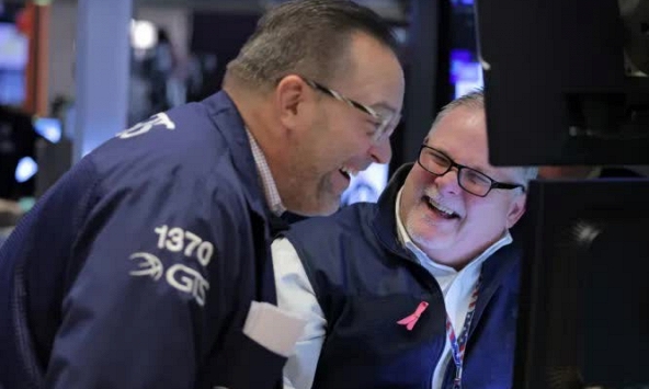 Dow Jones tăng hơn 300 điểm, nhưng lại ghi nhận tuần tồi tệ nhất từ đầu năm