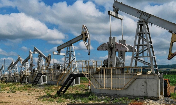 Giá xăng dầu hôm nay 10/4: Tiếp đà giảm