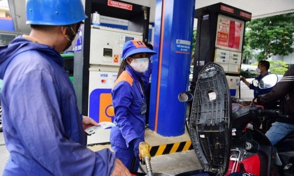 Giá xăng RON 92 giảm 70 đồng/lít