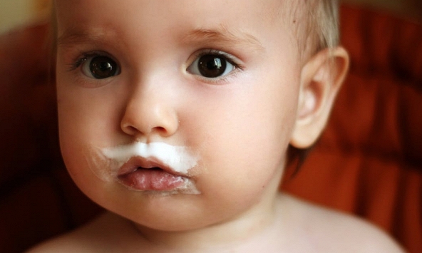 Khi nào bé có thể uống sữa bò?