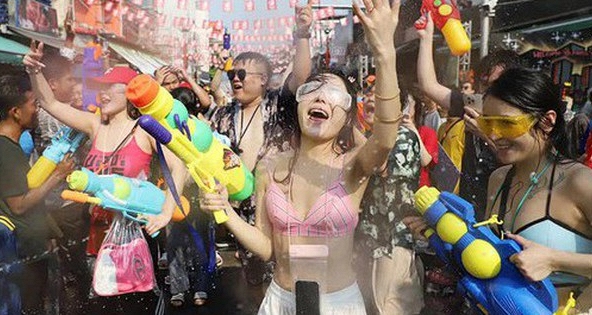 Bangkok 'bùng nổ' lễ hội Songkran giải nhiệt giữa cái nóng 40 độ
