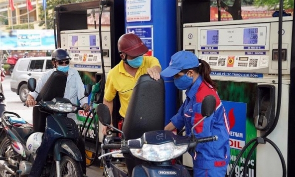 Giá xăng tăng mạnh, vượt 25.000 đồng/lít