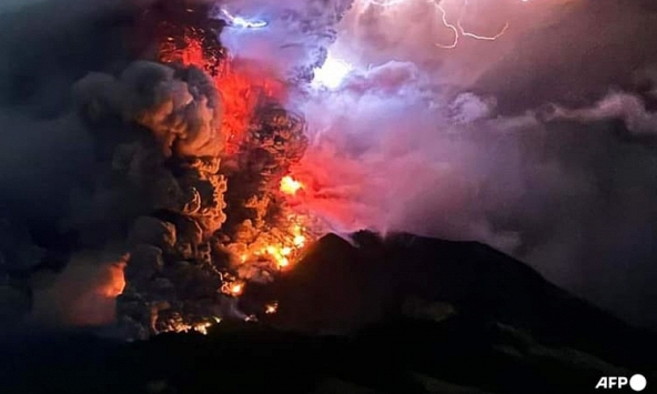 Hàng nghìn người sơ tán khi núi lửa Ruang ở Indonesia phun trào, gây nguy cơ sóng thần