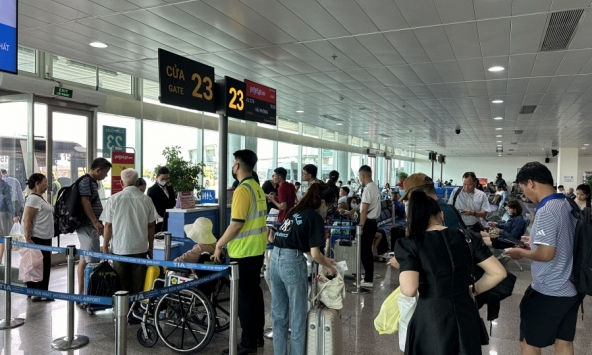 Giá vé cao, sân bay Tân Sơn Nhất dịp 30/4 chỉ đón khoảng 120.000 khách/ngày