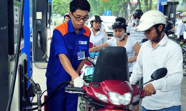 Giá xăng giảm hơn 300 đồng/lít từ chiều 25/4