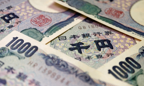 BoJ quyết định giữ nguyên lãi suất, đồng yên chạm đáy mới trong 34 năm