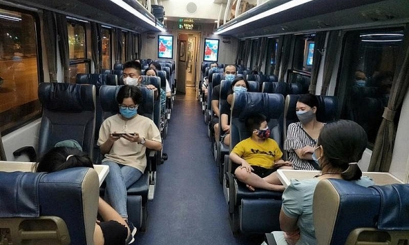 Du lịch đường bộ, đường sắt 'lên ngôi' dịp nghỉ lễ 30/4 - 1/5