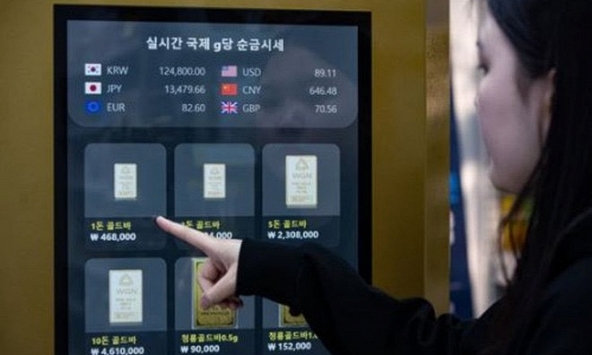 Giới trẻ Hàn Quốc đua nhau mua vàng ở cửa hàng tiện lợi