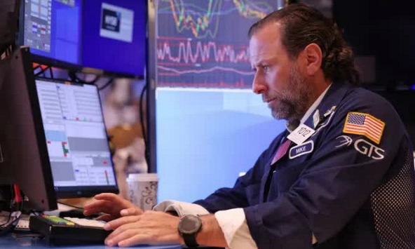 Phố Wall tăng điểm khi cổ phiếu Tesla vọt tăng hơn 15%