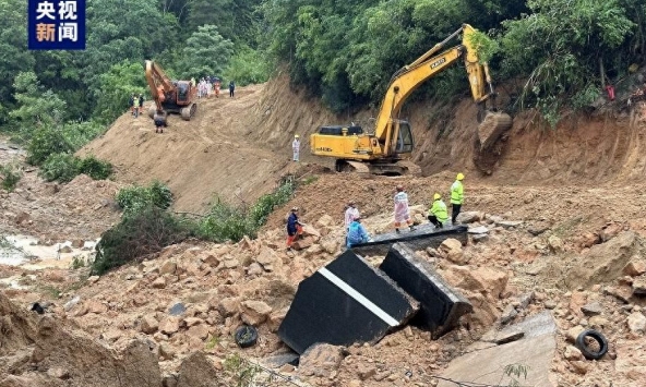 Hiện trường kinh hoàng vụ sập cao tốc khiến 36 người thiệt mạng tại Trung Quốc