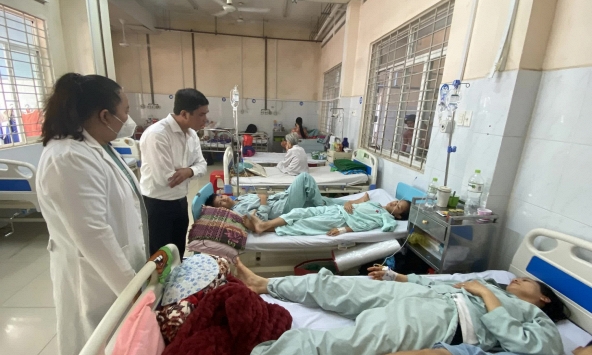 Vụ nôn ói sau ăn bánh mì: 328 người nhập viện, nhiều bệnh nhân phải chuyển tuyến