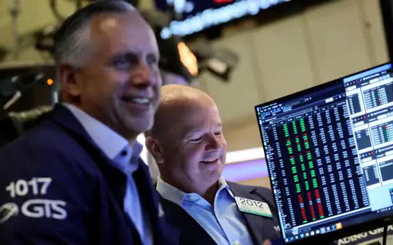 Dow Jones tăng hơn 400 điểm khi báo cáo việc làm tháng 4 mở ra hy vọng Fed sớm hạ lãi suất