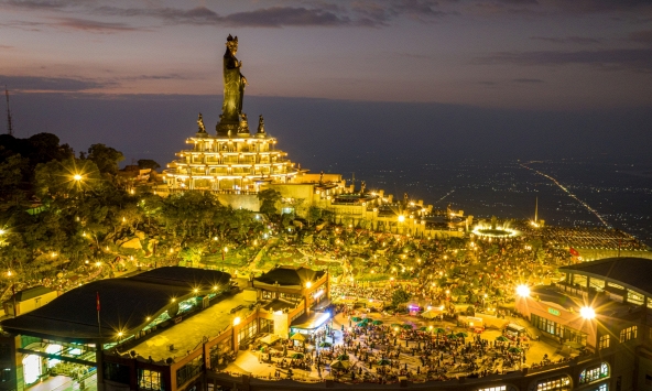 Tháng 5, lên núi Bà Đen đón mùa Phật đản và khám phá không gian Phật giáo độc đáo