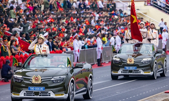 VinFast VF 8 mui trần dẫn đoàn trong Lễ diễu binh 70 năm chiến thắng Điện Biên Phủ