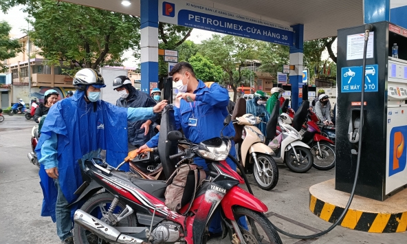 Giá xăng giảm hơn 1.400 đồng/lít