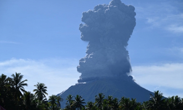 Indonesia: Núi lửa Ibu phun trào với cột tro bụi cao hơn 5km