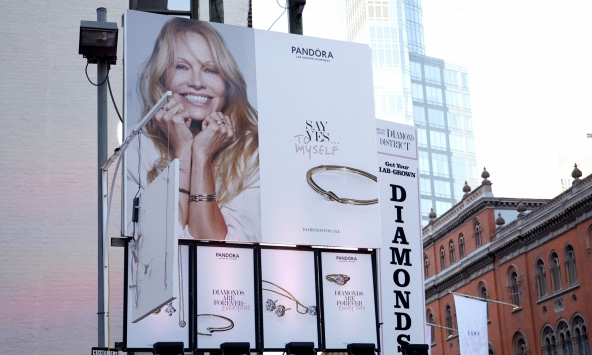 Pandora bùng nổ doanh số nhờ kim cương nhân tạo