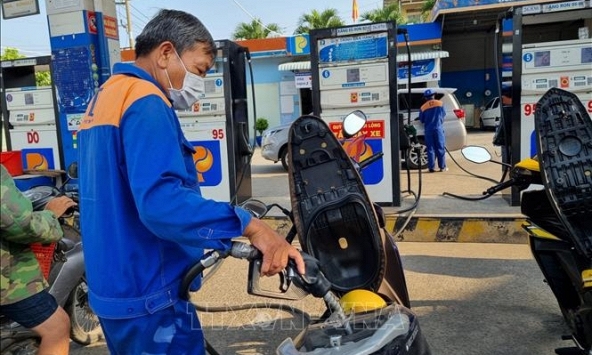 Giá xăng giảm còn hơn 23.000 đồng/lít