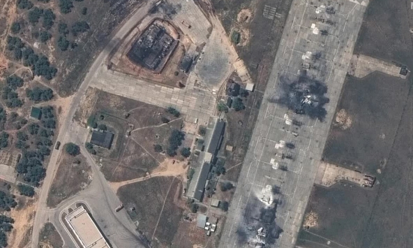 Hình ảnh vệ tinh cho thấy máy bay phản lực và tòa nhà của Nga bị phá hủy tại căn cứ không quân Crimea
