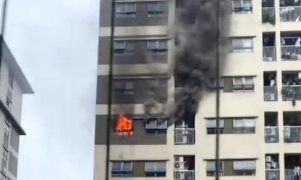 Cháy ngùn ngụt tại căn hộ tầng 14 chung cư The Vesta, Hà Nội