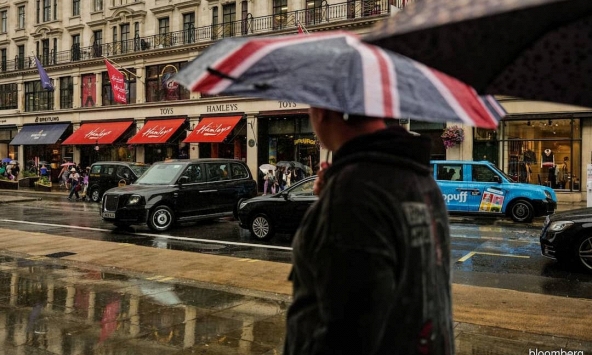 Doanh số bán lẻ ở Anh giảm nhiều hơn dự kiến trong đợt mưa