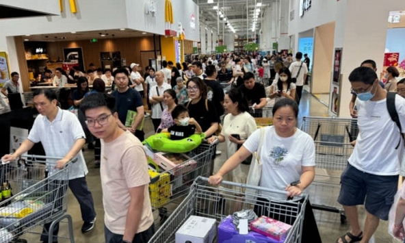 Người dân Hồng Kông đổ xô mua hàng giá rẻ tại Thâm Quyến