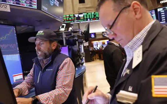 Nasdaq Composite lần đầu tiên vượt mốc 17.000 điểm