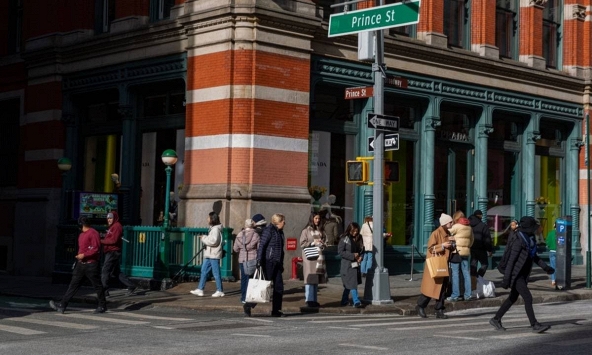 Niềm tin người tiêu dùng Mỹ bất ngờ cải thiện trong tháng 5