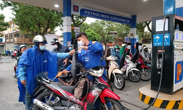 Giá xăng dự báo giảm 800 đồng/lít vào ngày mai (30/5)