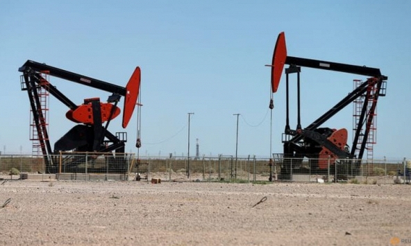 Tồn kho của Mỹ tăng đẩy giá dầu tiếp tục trượt dốc